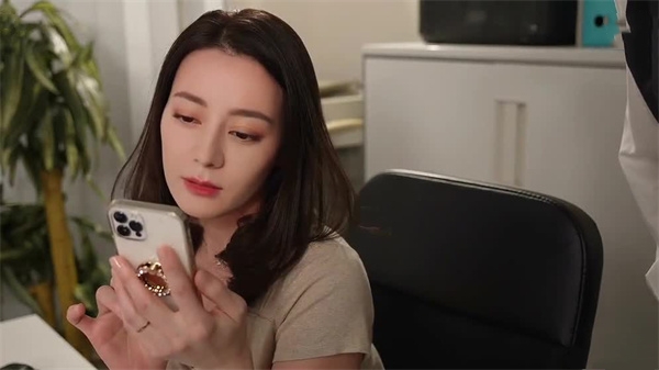 AI换脸迪丽热巴-饥渴女上司主动骑乘,激情榨干下属!